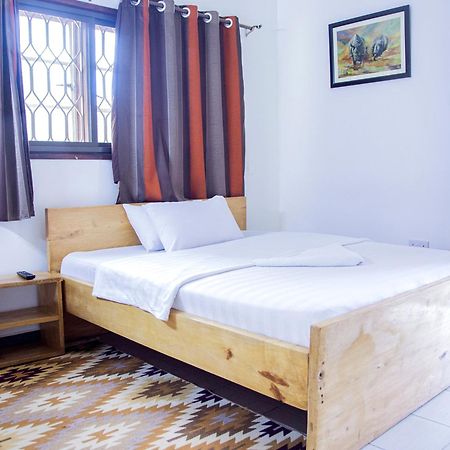 Explorers Hub Kampala Luaran gambar