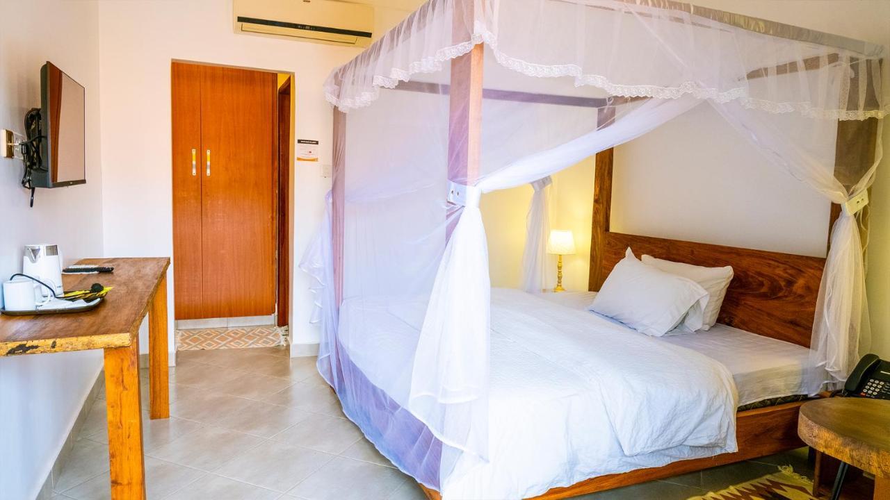 Explorers Hub Kampala Luaran gambar