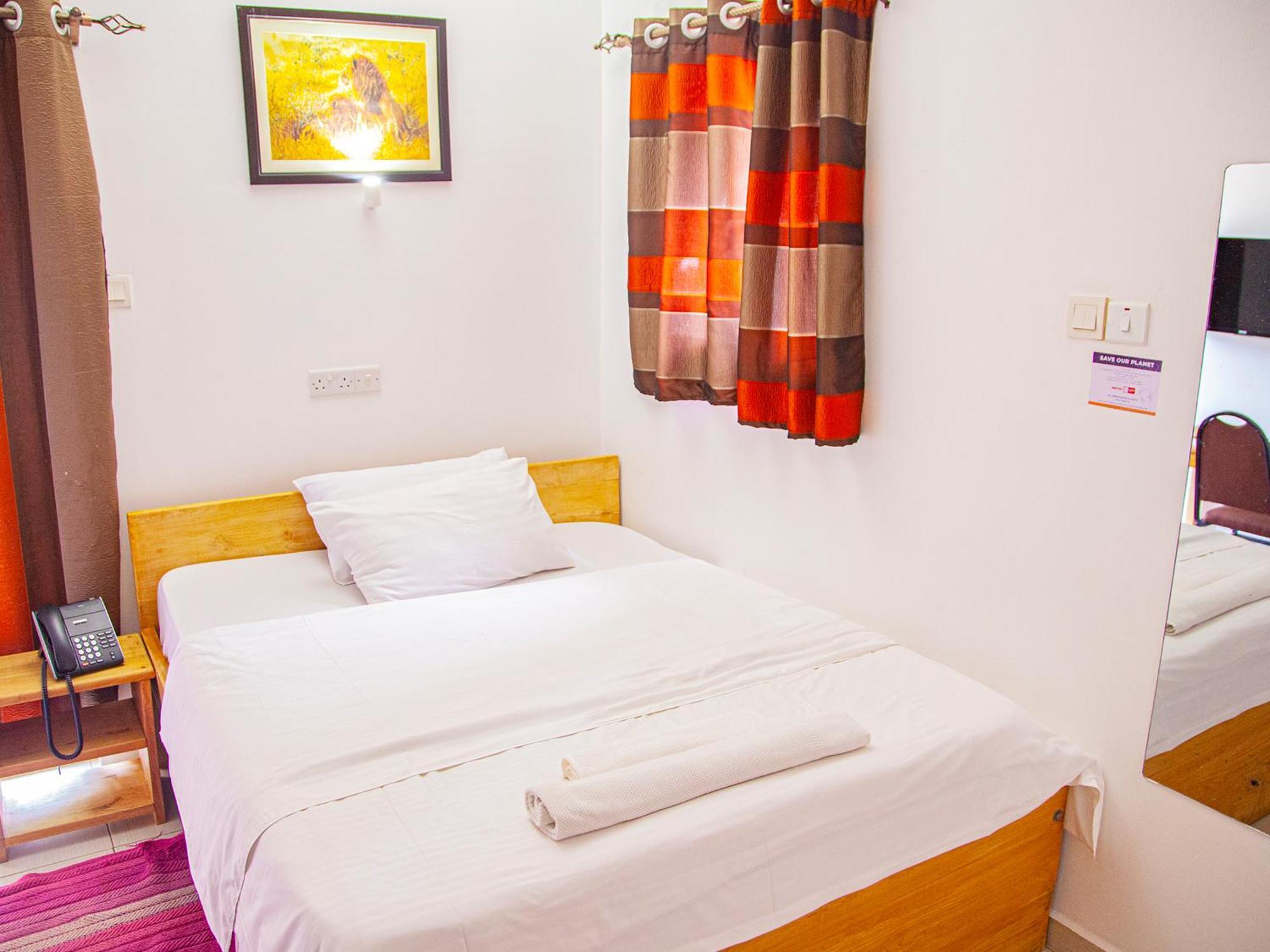 Explorers Hub Kampala Luaran gambar