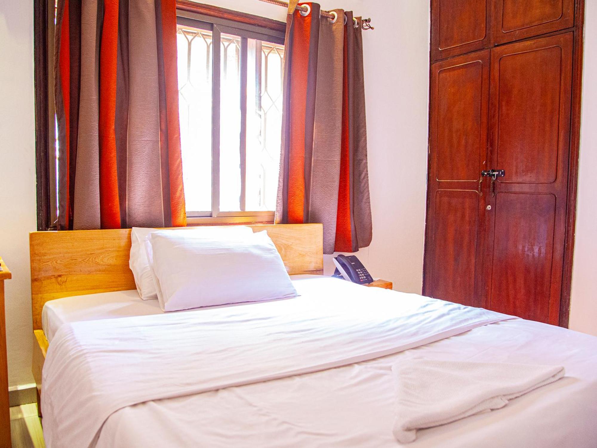 Explorers Hub Kampala Luaran gambar