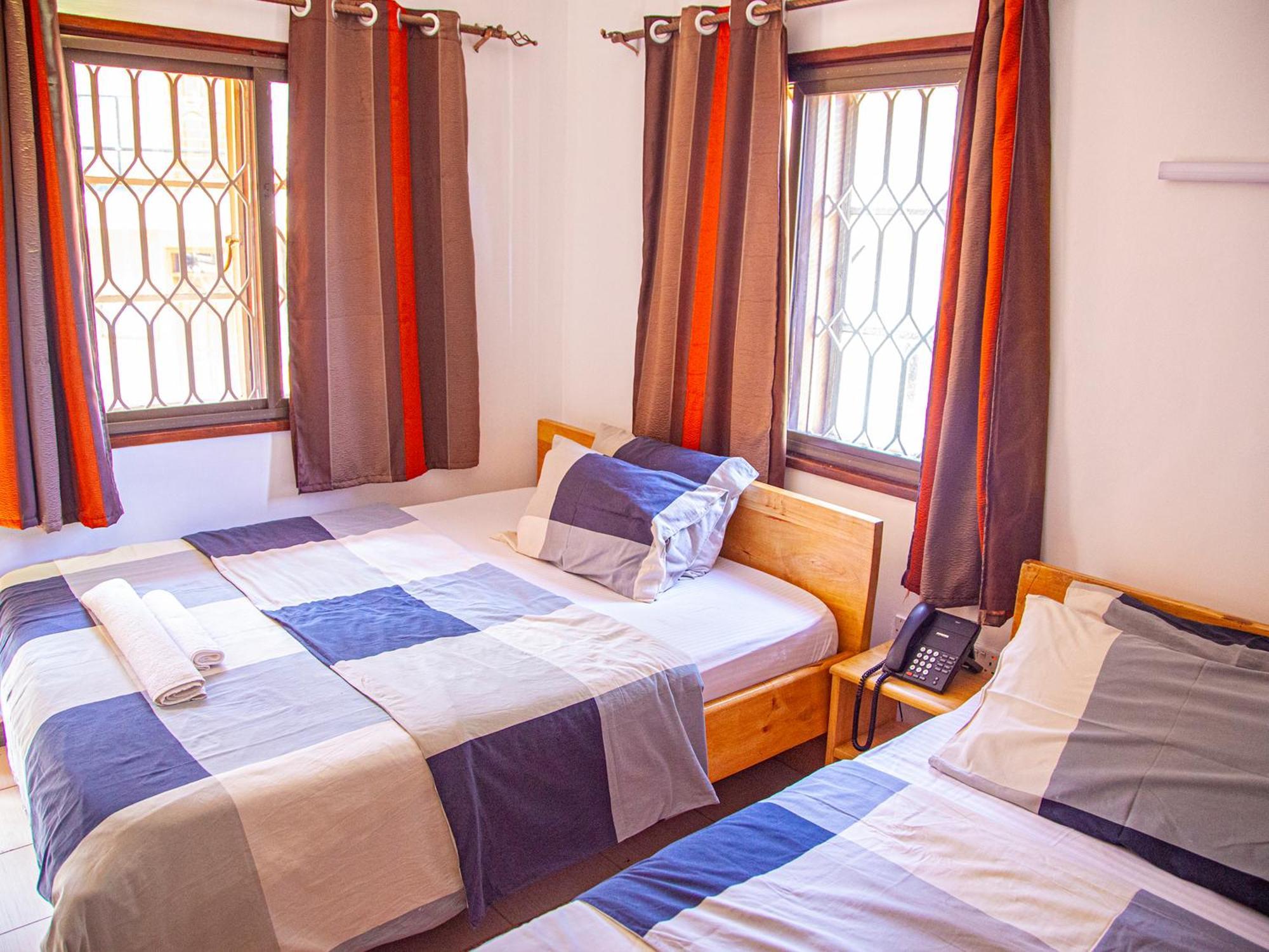 Explorers Hub Kampala Luaran gambar