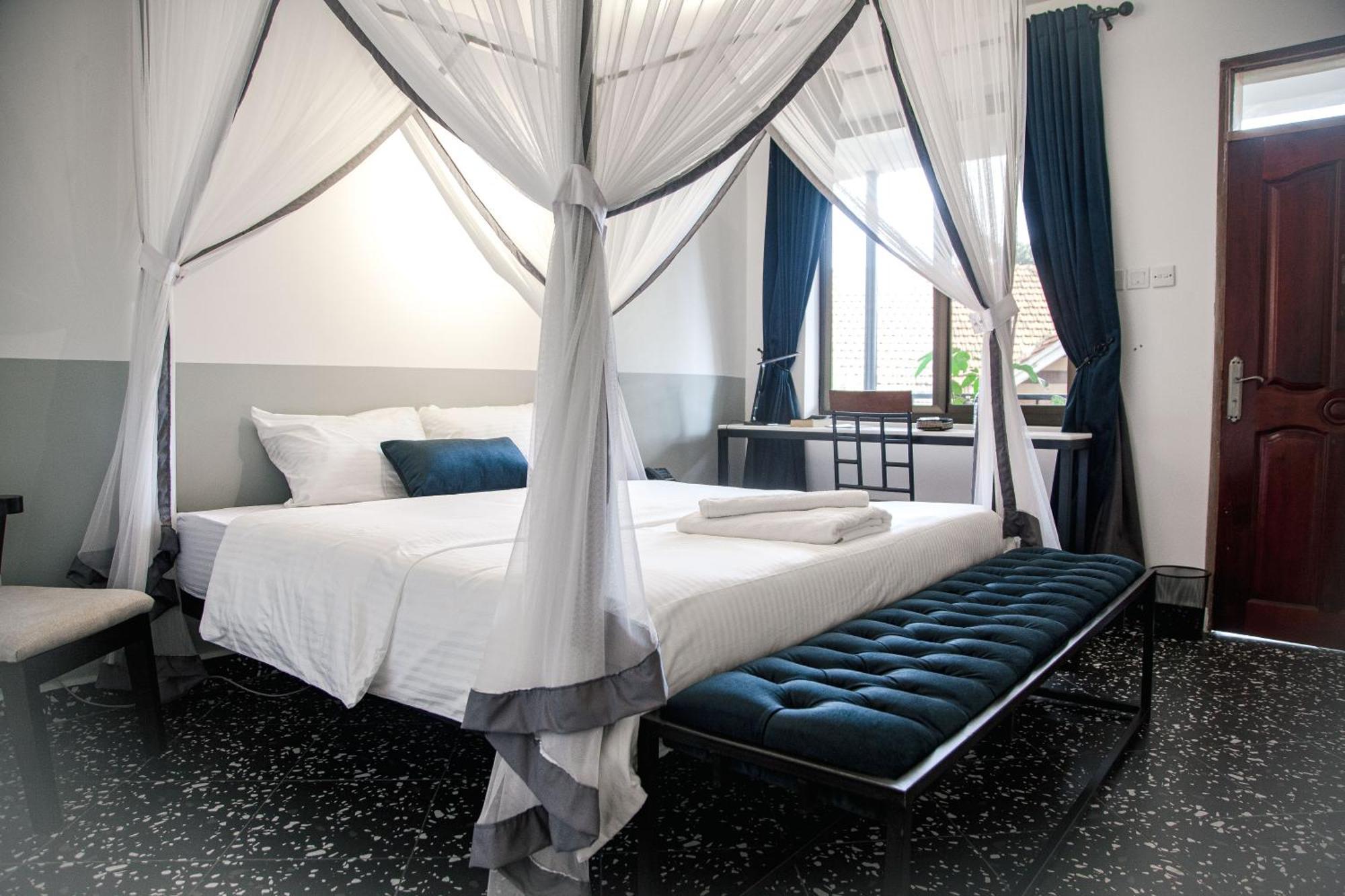 Explorers Hub Kampala Luaran gambar