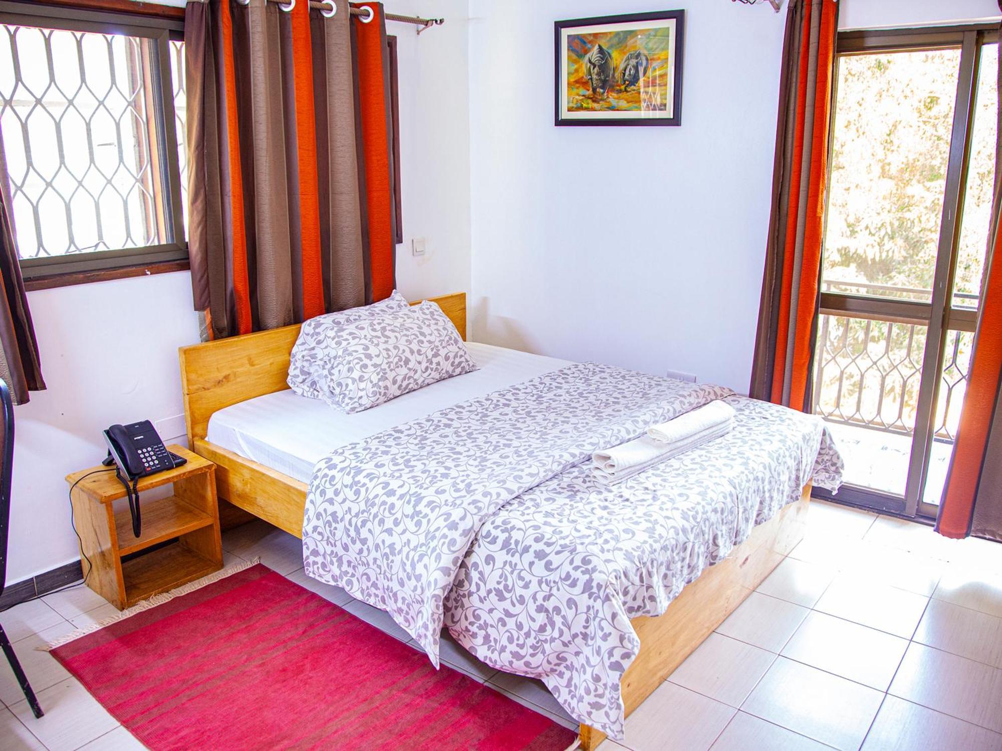 Explorers Hub Kampala Luaran gambar