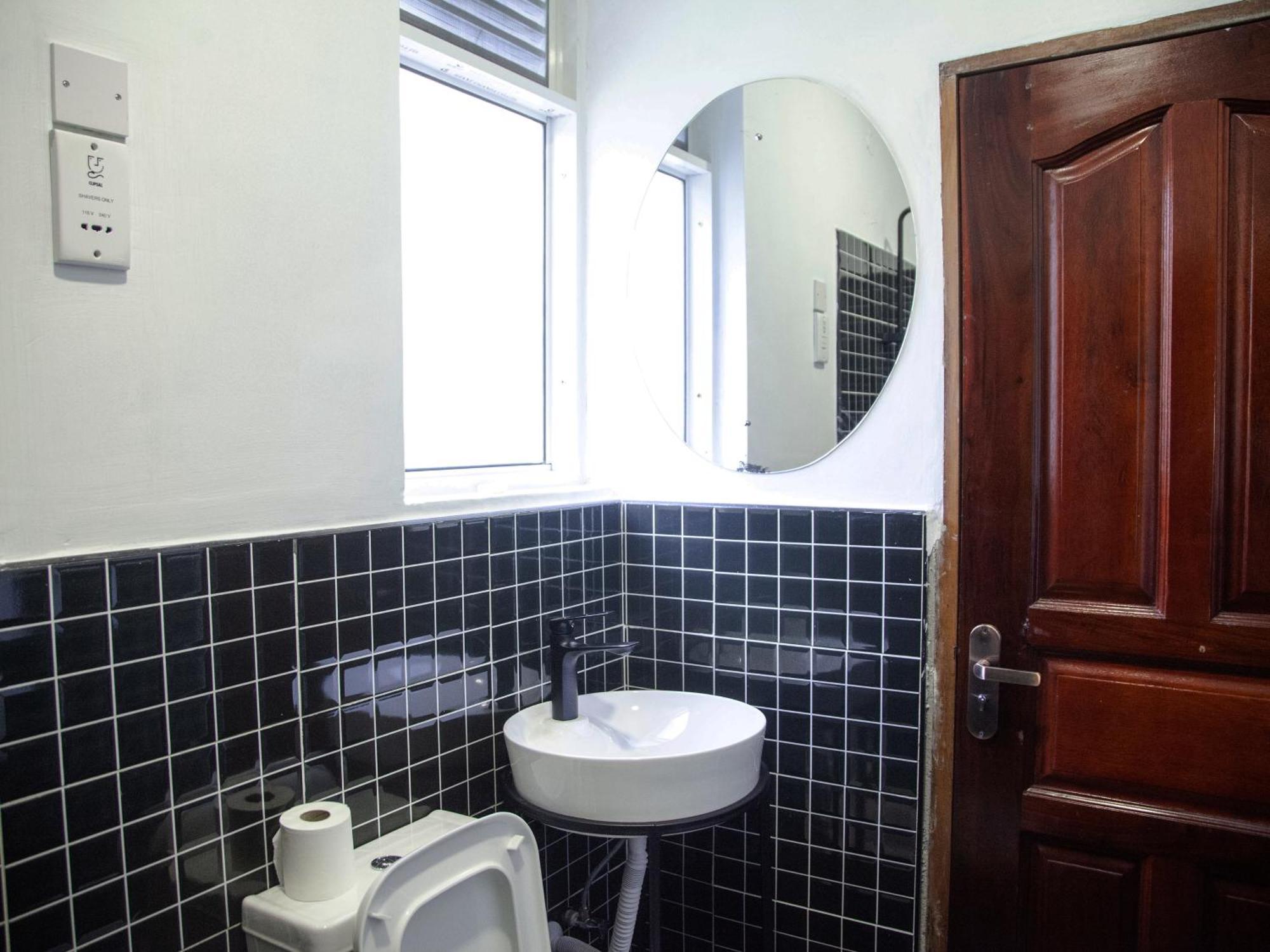 Explorers Hub Kampala Luaran gambar