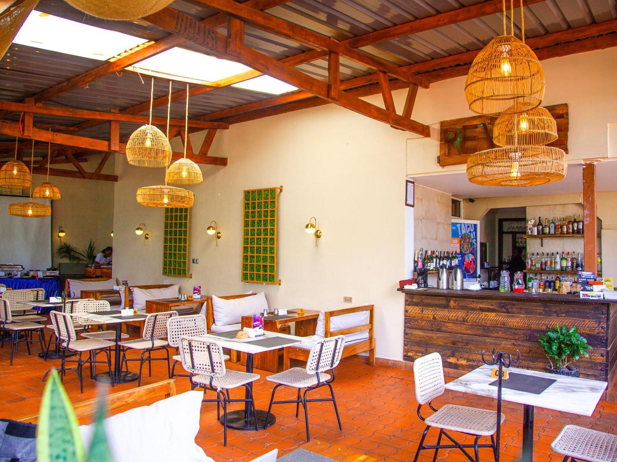 Explorers Hub Kampala Luaran gambar