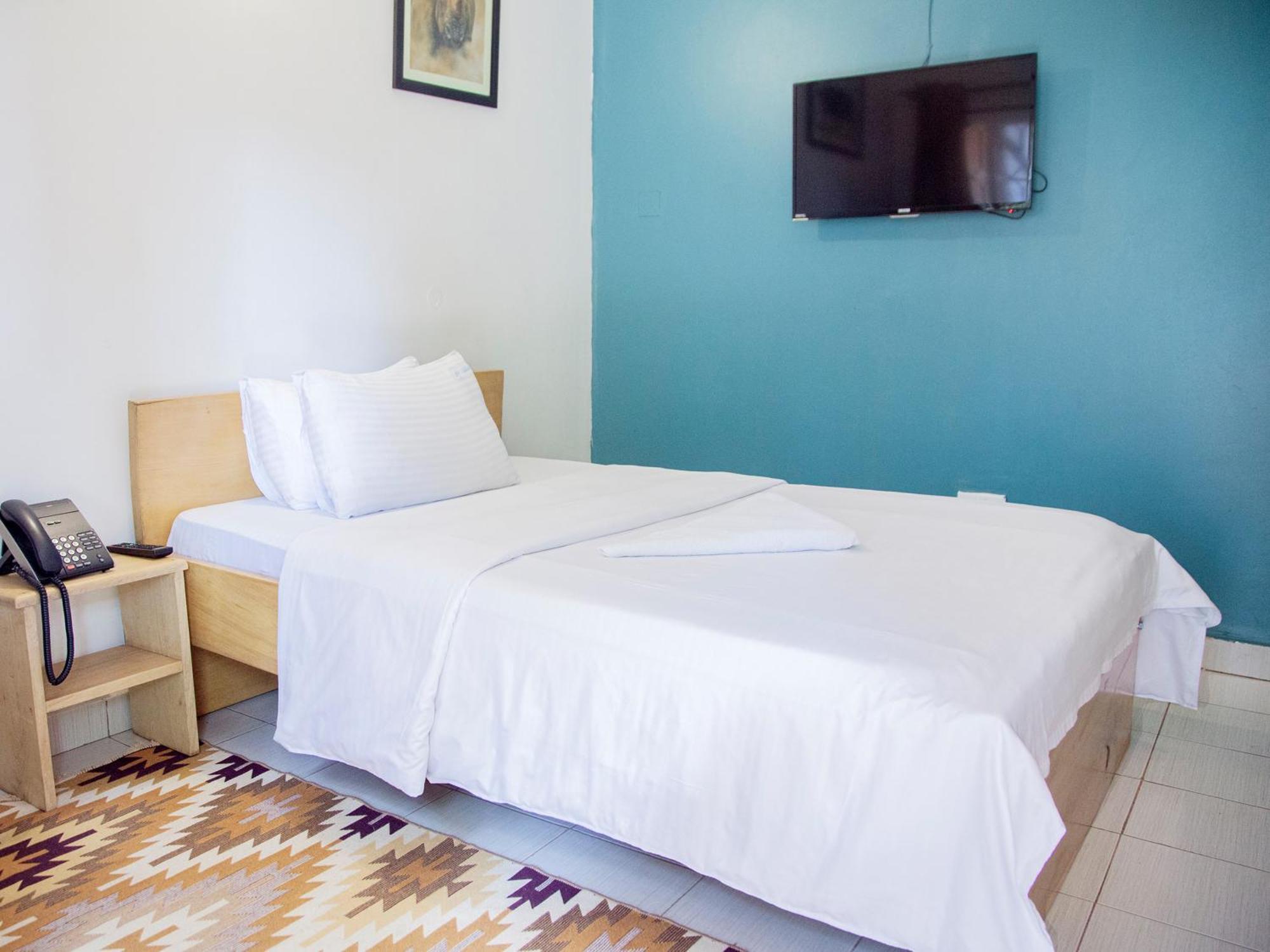 Explorers Hub Kampala Luaran gambar