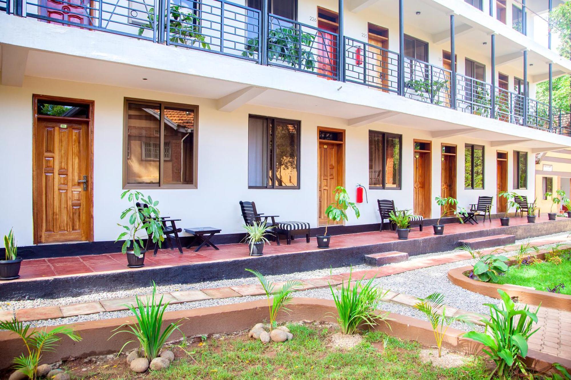 Explorers Hub Kampala Luaran gambar