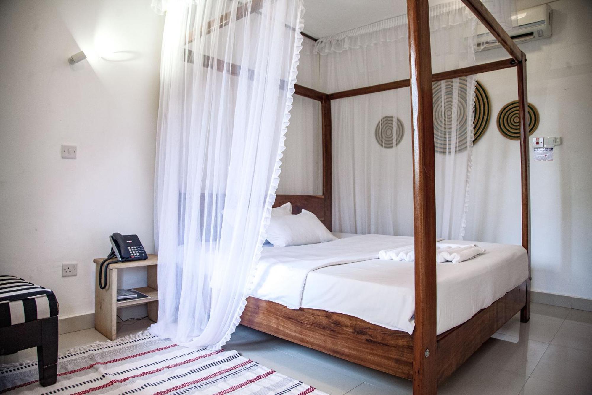 Explorers Hub Kampala Luaran gambar