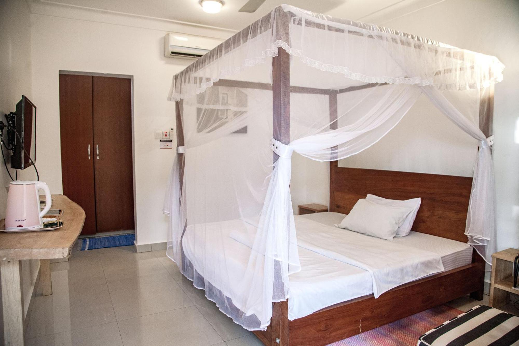 Explorers Hub Kampala Luaran gambar