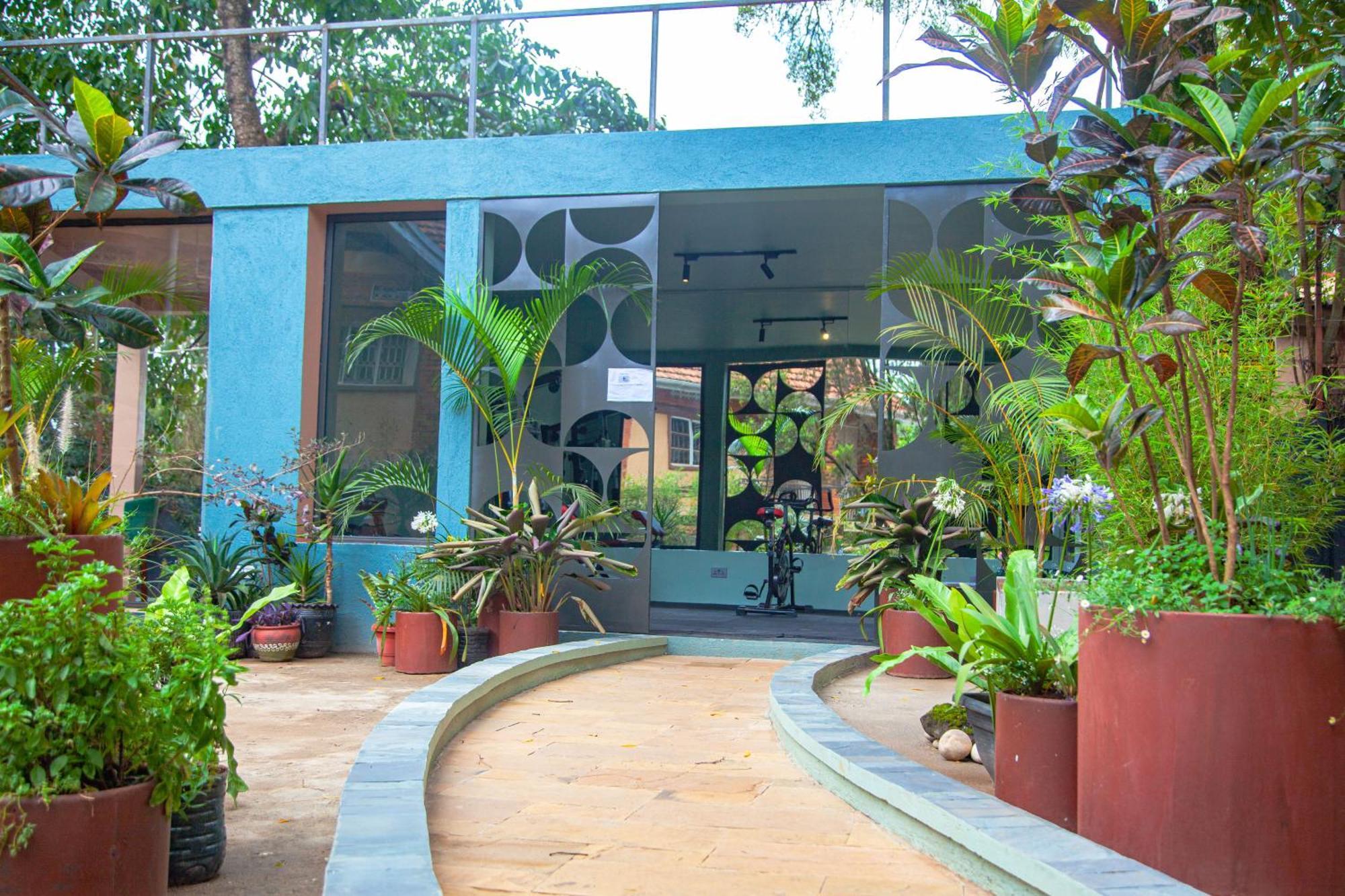 Explorers Hub Kampala Luaran gambar