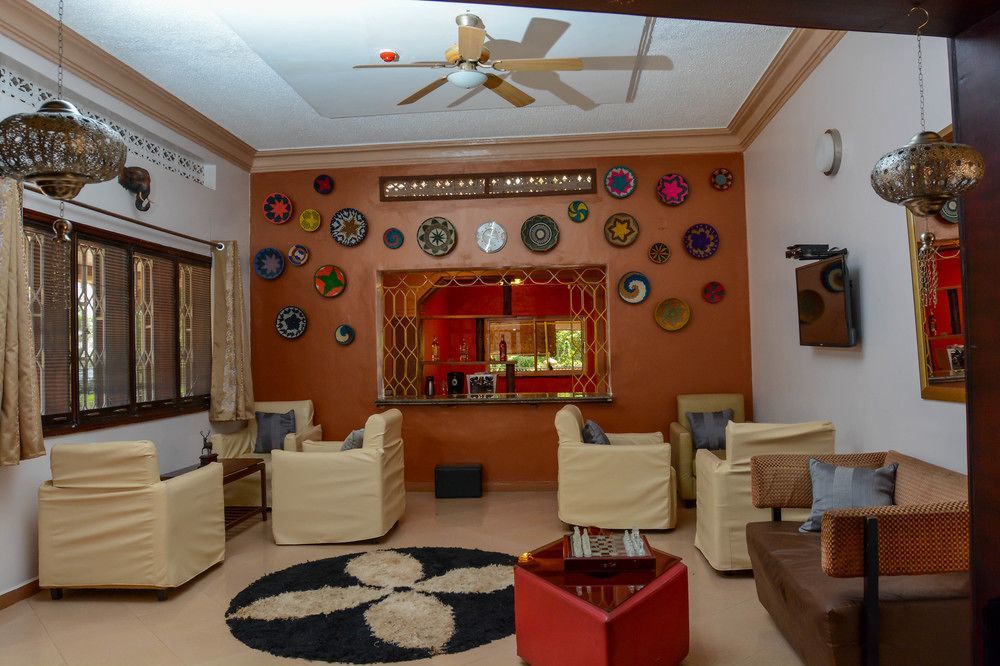 Explorers Hub Kampala Luaran gambar