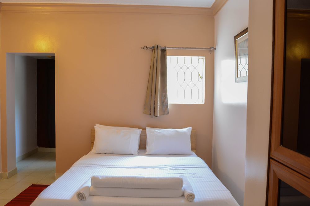 Explorers Hub Kampala Luaran gambar